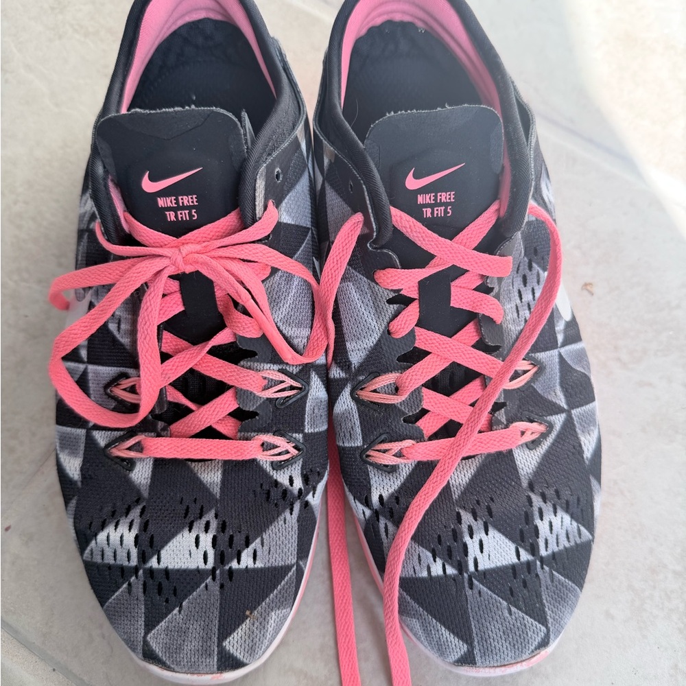 Nike Women's Black and‎ Pink Athletic Shoes